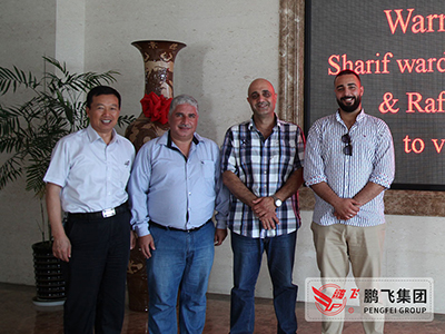 董事長(zhǎng)王家安陪同國外客戶在公司考察